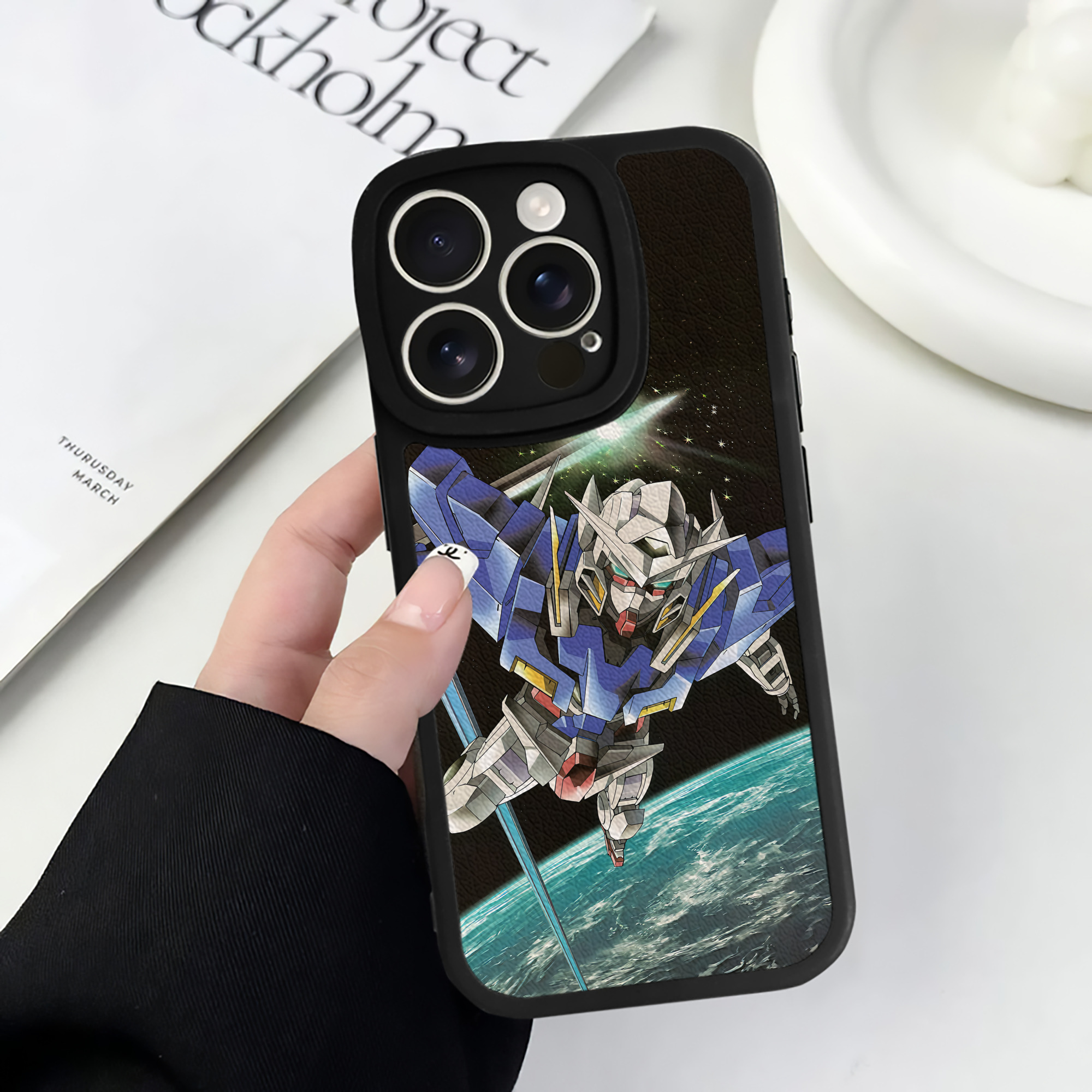（画像用） 機動戦士ガンダム Mobile Suit Gundam 【iPhone 16シリーズ対応】シリコンスマホケース（レザー調） 材質：シリコン